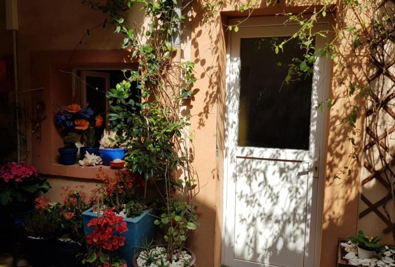 Petit Patio En Centre Ville Nimes Exterior photo